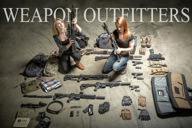 
Hai người mẫu bên cạnh các phụ kiện như ống giảm thanh, bao tay, bao đựng hộp tiếp đạn cùng nhiều vật dụng khác dành cho súng trường và súng lục.
