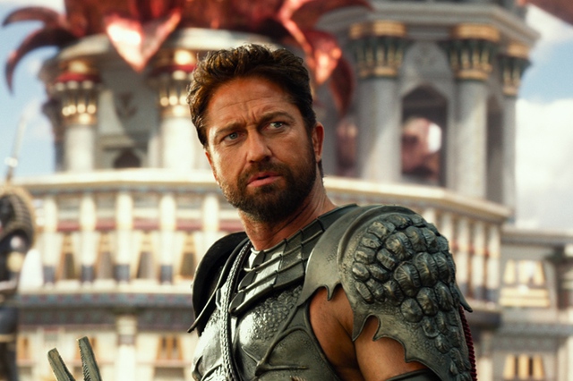 
Gerard Butler trong vai thần bóng tối Set
