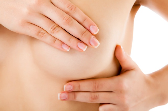 
Chị em có thể tự kiểm tra ngực để phát hiện sớm những dấu hiệu bất thường (Hình minh họa: Internet)
