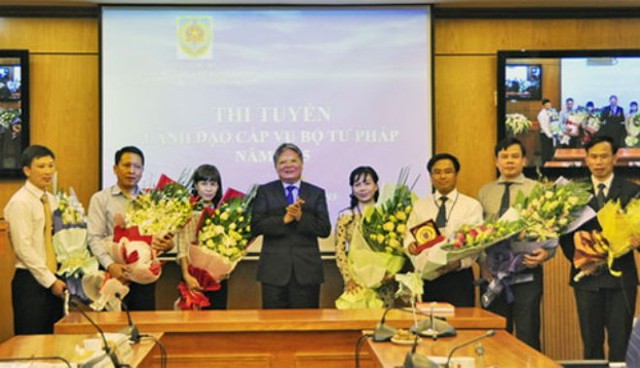Luật sư Lê Đình Vinh (thứ hai từ phải qua trái), Giám đốc Công ty Luật TNHH Vietthink trúng tuyển chức danh Hiệu trưởng Đại học Luật Hà Nội. Ảnh: Bộ Tư pháp.