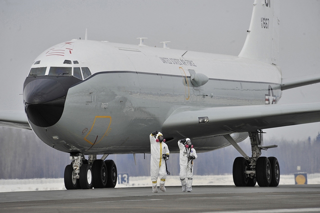 Phi hành đoàn của WC-135 đều mặc quần áo bảo hộ trong suốt chuyến bay