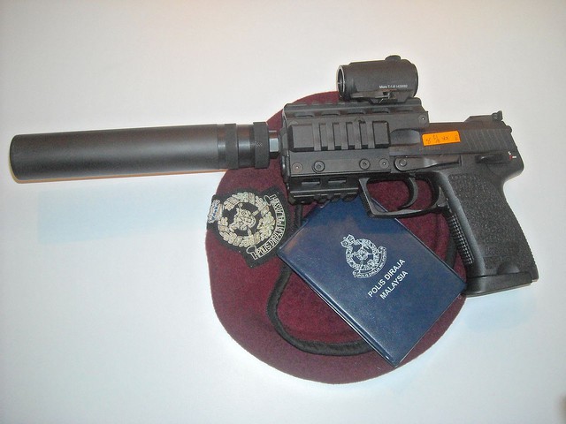 
Một khẩu USP Tactical của Cảnh sát hoàng gia Malaysia với ống hãm thanh của Brugger & Thomet và kính ngắm Aimpoint Micro T-1
