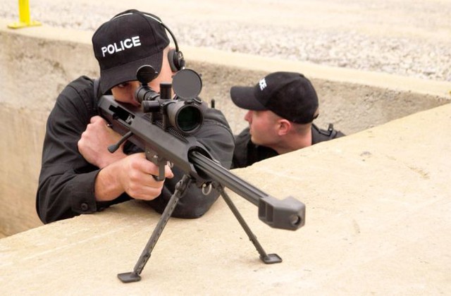 
Một nhân viên cảnh sát đang sử dụng Barrett M99 trong diễn tập
