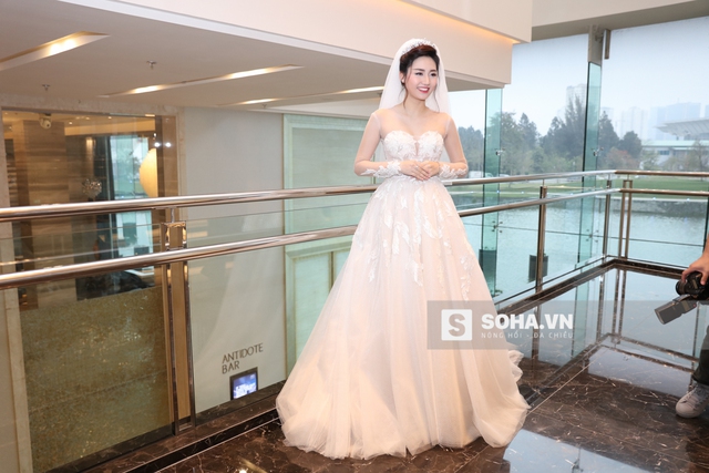 
Chiều 22/3/2016, Á hậu Hoàn vũ 2015 Ngô Trà My cùng chồng là doanh nhân Lê Hoàn tổ chức tiệc cưới tại Hà Nội.
