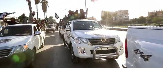 
Xe bán tải (pick-up) là phương tiện ưa thích của IS và các lực lượng nổi dậy tại Syria.
