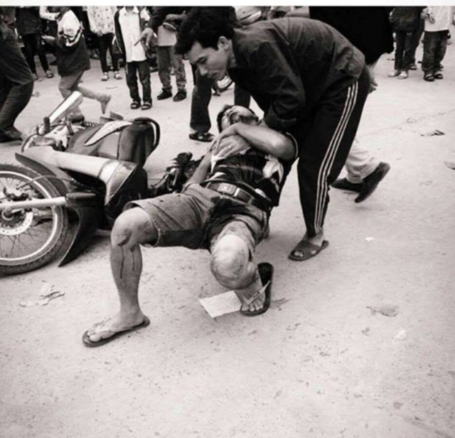 
Anh Cao Văn Thắng bị đâm trọng thương và được người dân đưa đi cấp cứu trong tình trạng nguy kịch (ảnh facebook Bắc Dầm).
