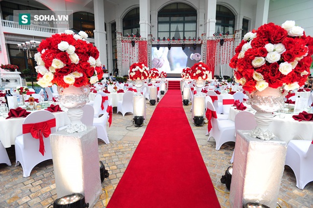 
Tiệc cưới được tổ chức tại khách sạn 5 sao hoành tráng của Hà Nội.
