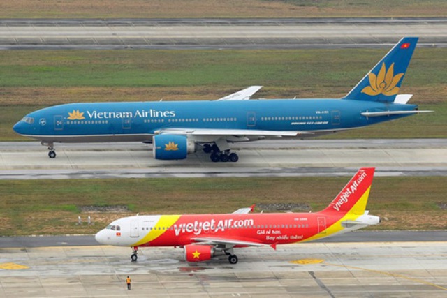 Hai máy bay Vietnam Airlines và VietJet Air đang trên đường lăn ở sân bay - Ảnh minh họa.