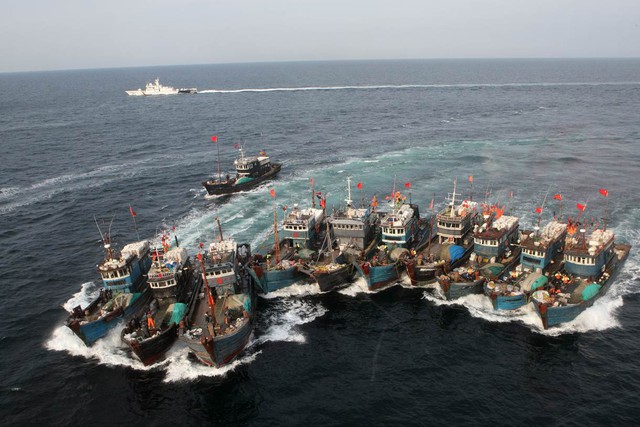 
Tàu cá Trung Quốc luôn có cách lợi dụng sự thiếu minh bạch trên Biển Đông. Ảnh: Reuters
