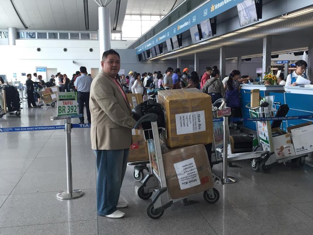 
Minh Béo tại sân bay Tân Sơn Nhất ngày 18/3 để bay sang Mỹ.
