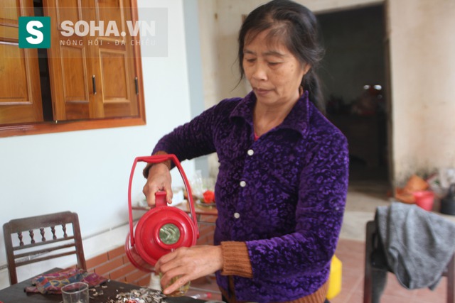 
Bà Hoa, mẹ Công Phượng rót nước mời phóng viên.
