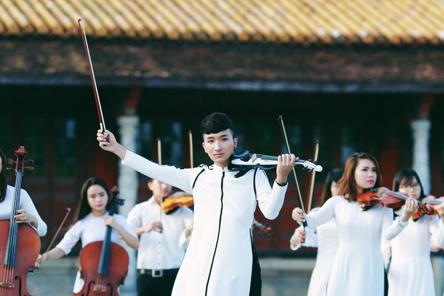 
Nghệ sĩ violin Hoàng Rob.
