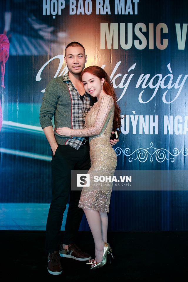 
Chiều 7/1/2015, trong buổi họp báo ra mắt MV Nhật ký ngày ngủ yên của Cá sấu chúa, vợ chồng Doãn Tuấn - Quỳnh Nga khiến nhiều người ghen tị khi liên tục dành cho nhau những hành động ngọt ngào.
