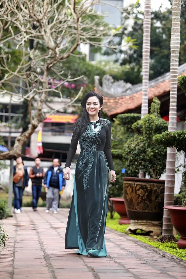 
Quỳnh Mai có tình cảm đặc biệt với chiếc áo dài Việt Nam. Chính vì thế, chị thường chọn áo dài làm trang phục cho mình mỗi khi chụp hình hay lên sân khấu. Khi nhìn chị trong trang phục truyền thống, khó ai nghĩ chị đã có hai con lớn (9 và 7 tuổi).
