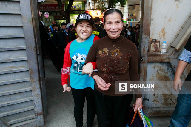 
Một fan hâm mộ lớn tuổi của Sơn Tùng đến liveshow cùng cháu gái.
