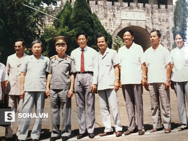 
Đại tướng Võ Nguyên Giáp chụp ảnh cùng các quan chức Việt Nam, Trung Quốc tại Hữu Nghị Quan khi bắt đầu lên đường thực hiện chuyến thăm Trung Quốc năm 1990. (Ảnh: Nhà báo Kiều Tỉnh)
