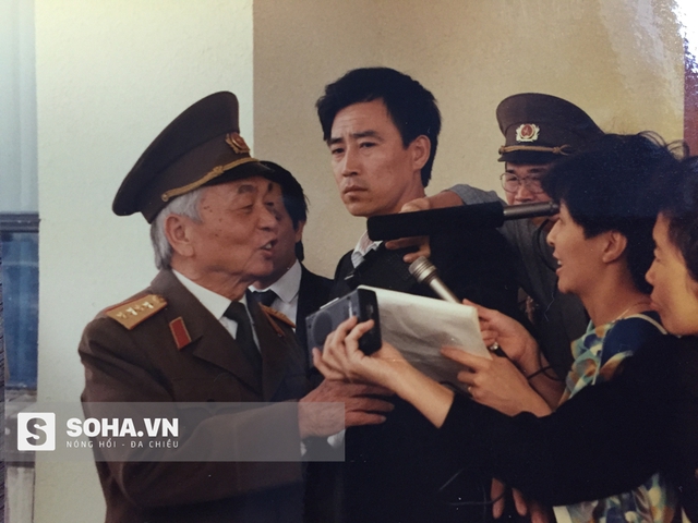 
Đại tướng Võ Nguyên Giáp trả lời phỏng vấn báo chí Trung Quốc trong chuyến thăm năm 1990. (Ảnh: nhà báo Kiều Tỉnh)
