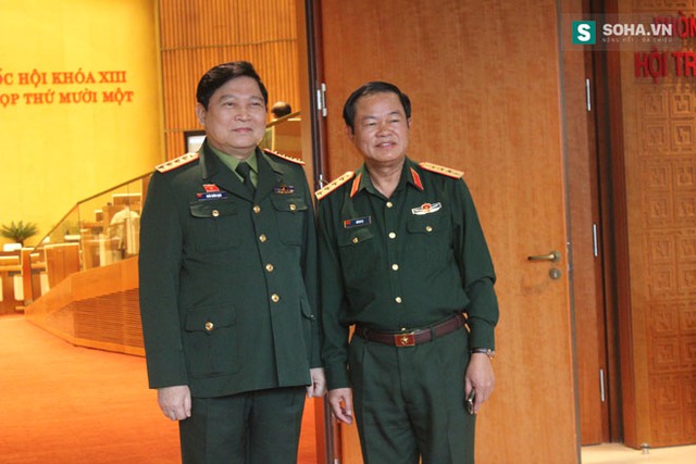 Đại tướng Ngô Xuân Lịch, Chủ nhiệm Tổng cục Chính trị QĐND Việt Nam (trái) và Đại tướng Đỗ Bá Tỵ (phải).