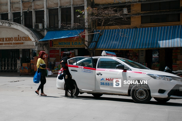 
Hai mẹ con cùng bà ngoại nhanh chóng bắt 1 chiếc taxi để di chuyển tới điểm hẹn.
