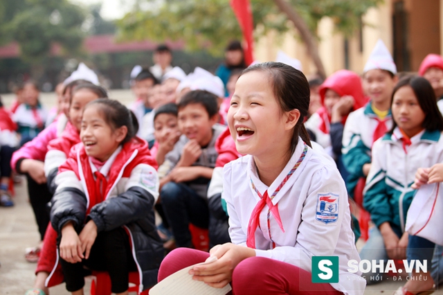 
Em Phạm Thị Kim Oanh lớp phó học tập lớp 5A cười tít mắt với những câu chuyện của nhà báo Bùi Ngọc Hải
