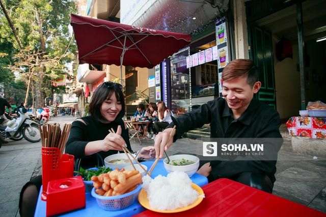 
16h, Quỳnh Trang và Viết Thành tấp vào 1 quán ăn vỉa hè. Đây là bữa trưa của họ. Quỳnh Trang cho biết: Không ăn thì không có sức mà dạy, bây giờ mới thực sự bắt đầu công việc của chúng em. Sáng giờ chỉ là việc vặt thôi!.
