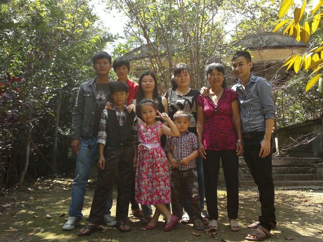 Gia đình ở quê nhà của anh Điền