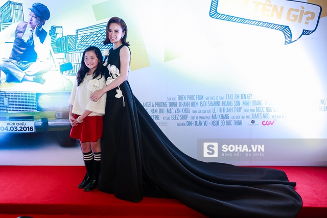 
Bà mẹ nhí vui vẻ tạo dáng chụp hình cùng fan. Sự nhiệt tình, thân thiện của Angela Phương Trinh được khán giả có mặt tại sự kiện đánh giá cao.
