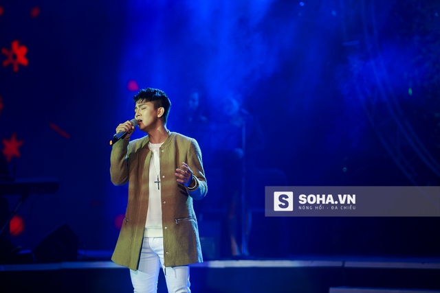 
Đêm 15/1, Hoài Lâm có mặt tại Hà Nội để biểu diễn trong Gala Bài hát yêu thích. Với phong cách trẻ trung, năng động, nam ca sĩ tự tin thể hiện ca khúc Có khi.
