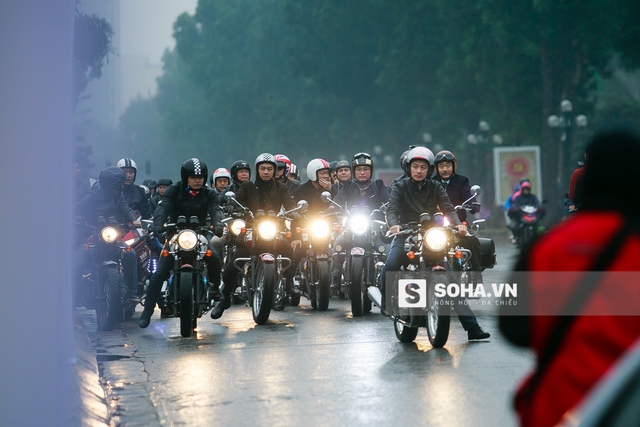 
Sáng sớm ngày 16/1, đoàn biker của CLB Triumph có mặt tại Nhà hát Lớn Hà Nội, chuẩn bị diễu hành chào mừng liveshow Bức Tường và những người bạn - Đôi bàn tay thắp lửa.
