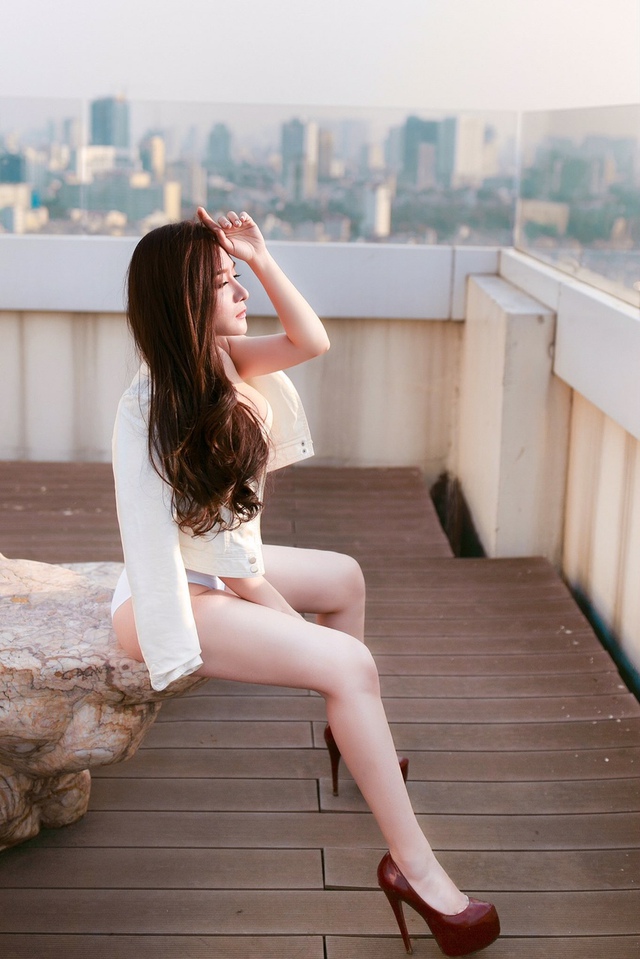 
Nữ ca sĩ từng ra sản phẩm chung với Khánh Phương, đó là MV mang tên Giữ lấy nhau. Cô cũng mới vừa ra mắt MV Day dứt.
