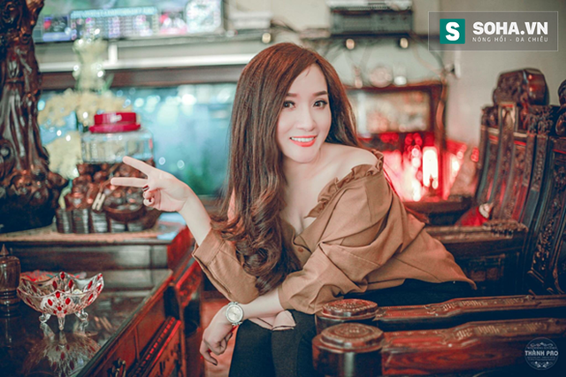 
Đan Thùy đã đi hát được 4-5 năm nay. Năm 2013, cô ra mắt sản phẩm âm nhạc chung với ca sĩ Khánh Phương trong MV mang tên Giữ lấy nhau.

