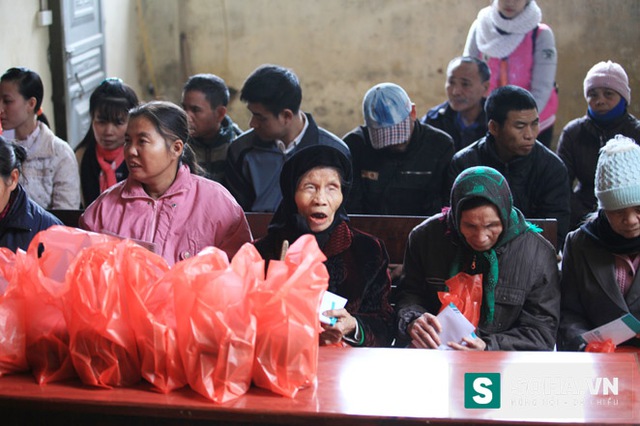 
Người mù nghèo huyện Quốc Oai tập trung tại trụ sở Hội để nhận quà tết
