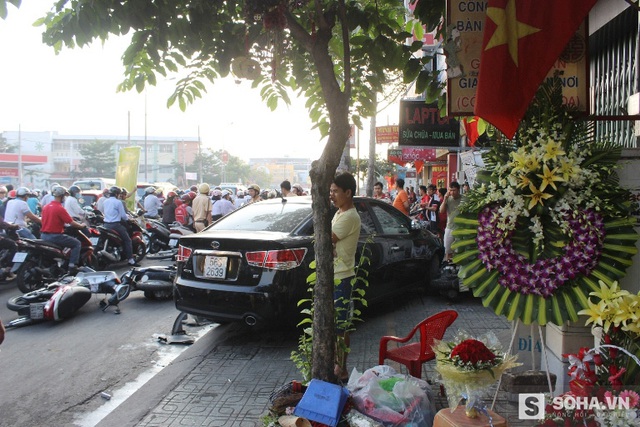 
Và chị dừng lại khi tông vào biển hiệu trước nhà dân
