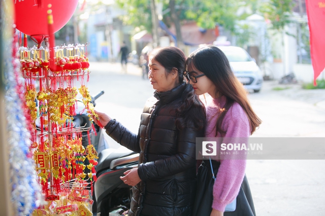 
Hà bật mí rằng Tết năm nay cô muốn dùng số tiền lương kiếm được từ công việc làm thêm mua cho mẹ một chiếc điện thoại mới, để mẹ tiện theo dõi tin tức hàng ngày.
