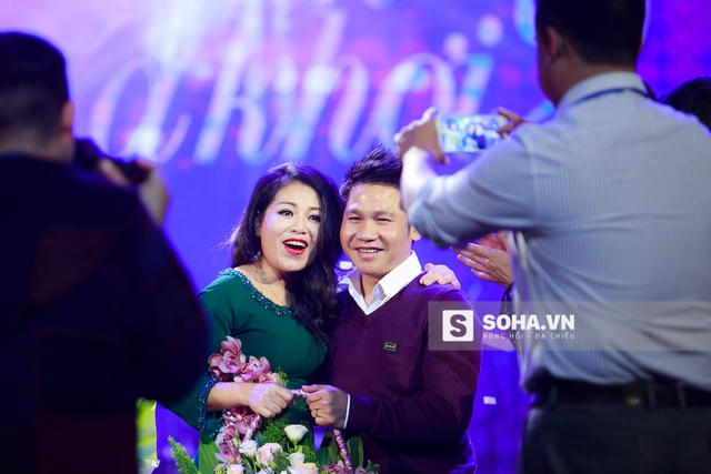 
Khác với các liveshow khác, Anh Thơ không mời Trọng Tấn, Việt Hoàn hay các ngôi sao nhạc đỏ nào lên sân khấu. Thay vào đó, cô sẽ hát cặp cùng ca sĩ Quang Linh.
