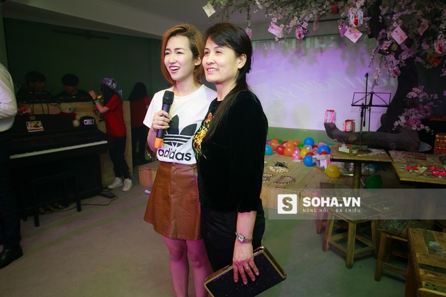 
Bà Tâm -mẹ Trang Moon - cũng có mặt trong buổi offline mừng sinh nhật con gái. Bà ăn mặc giản dị và liên tục nở nụ cười hạnh phúc.
