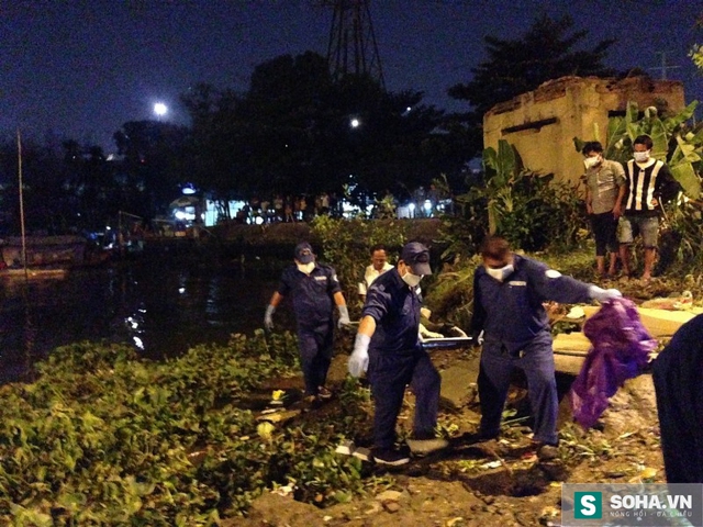 
Lực lượng chức năng tiến hành di chuyển xác nam thanh niên
