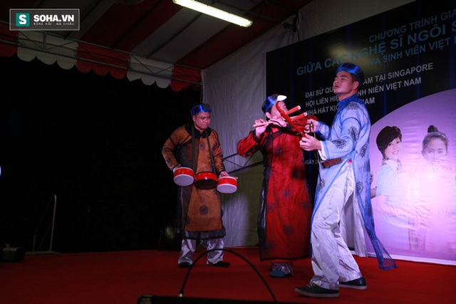 
Ở phần biểu diễn, kèm theo âm nhạc, Quang Thắng, Tự Long, Xuân Bắc còn diễn trò khiến khán giả cười không ngớt.
