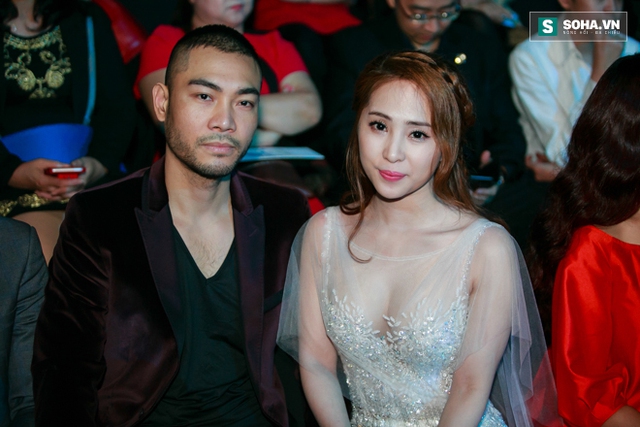 
Vợ chồng Quỳnh Nga, Doãn Tuấn cũng có mặt tại sự kiện. Nữ ca sĩ diện chiếc đầm dạ hội màu trắng với chất liệu xuyên thấu khá gợi cảm.
