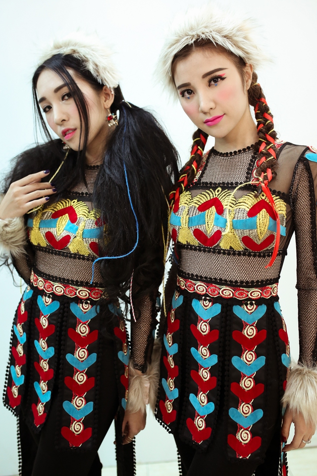 
Tại đêm thi The Remix tối qua, Hạnh Sino và Emily đã hóa thân thành cô gái Tây Tạng xinh đẹp.
