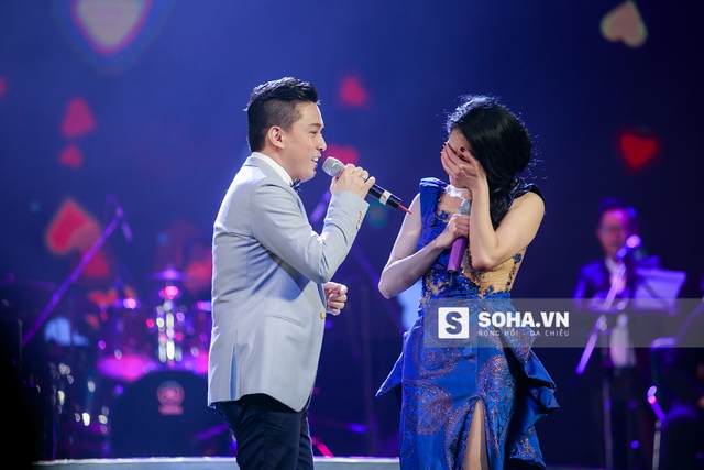 
Cặp song ca Thu Phương - Lam Trường tái hiện lại màn song ca Thôi anh hãy về - ca khúc từng đánh dấu 1 đỉnh cao trong sự nghiệp 20 năm ca hát của nữ ca sĩ gốc Hải Phòng.
