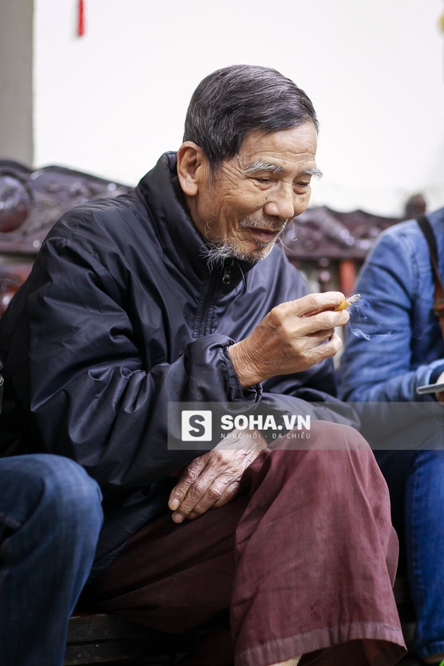 
Thói quen đặc biệt của nghệ sĩ Trần Hạnh: Mỗi ngày hút 2 bao thuốc.

