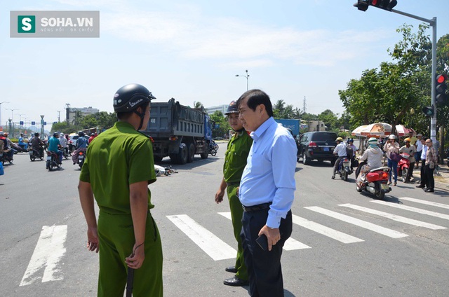 
Ông Thơ đi kiểm tra hiện trường một vụ tai nạn giao thông do xe ben tải gây ra
