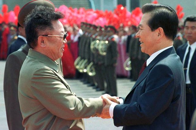 
Tổng thống Hàn Quốc Kim Dae Jung (phải) nắm tay thân mật lãnh đạo Triều Tiên Kim Jong Il trong chuyến thăm Bình Nhưỡng tháng 6/2000.
