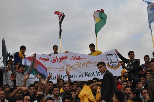 
Thanh niên Kurdistan giơ cao khẩu hiệu tuyên bố về nền độc lập. Ảnh: Kurdiu
