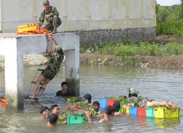 
Huấn luyện kỹ năng vượt sông và leo thang dây cho các em học sinh trong Học kỳ Quân đội.
