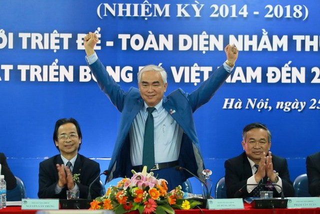 Nếu vẫn giữ cung cách vỗ tay hoan hô như thế này thì còn lâu bóng đá Việt Nam mới tiến bộ. Ảnh: Thể thao&Văn hóa