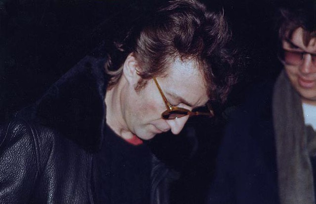 
Trước khi gây án, Mark Chapman còn xin chữ kí của John Lennon.
