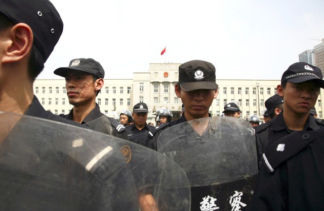 
Cảnh sát Trung Quốc tập trung tại trụ sở chính quyền tỉnh Liêu Ninh hồi năm 2014, khi một số quan chức lãnh đạo thành phố Thẩm Dương, thủ phủ tỉnh này bị cáo buộc tham nhũng. Ảnh: Reuters
