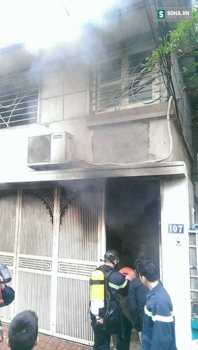 
Lực lượng cảnh sát PCCC phá cửa phụ vào bên trong căn nhà để dập lửa.

